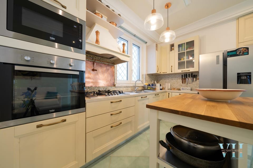 Kitchen or kitchenette, Dining area, oven, stove