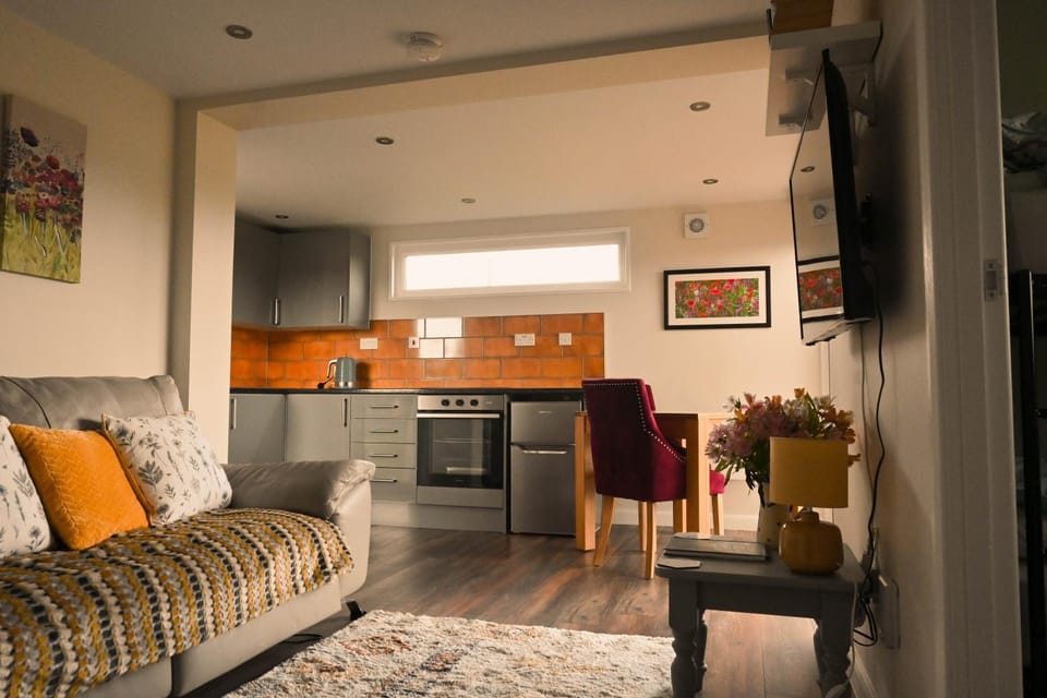 Kitchen or kitchenette, Living room, Seating area, Dining area, oven, pet friendly