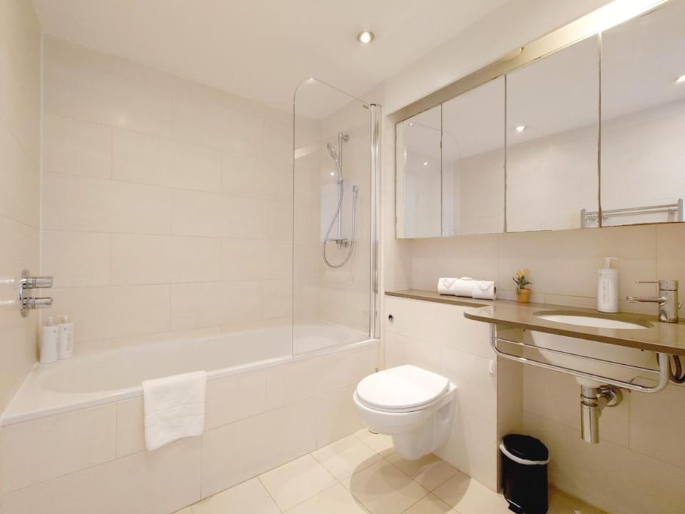 Fully Serviced Two-Bed Apartment near London Excel Apartment in London