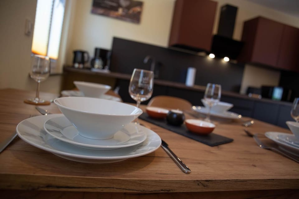 Kitchen or kitchenette, Dining area