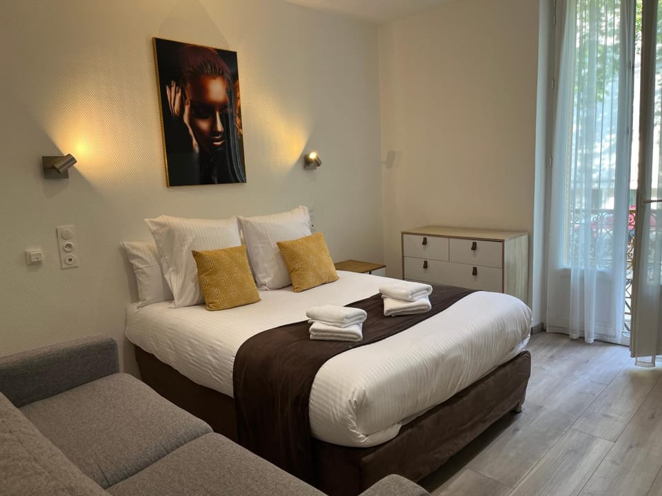 Bed, TV and multimedia, Photo of the whole room, Decorative detail, Bedroom, furniture