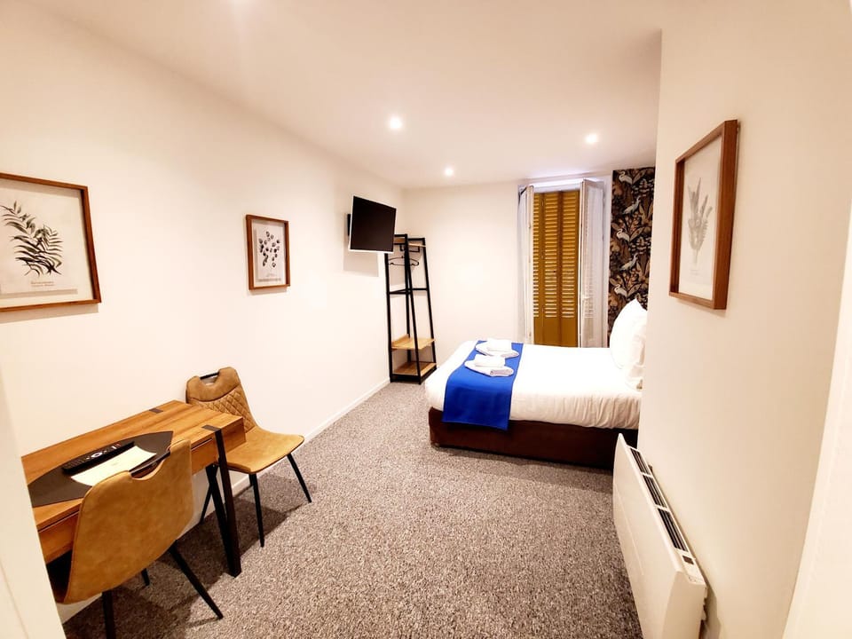 Bed, Living room, Photo of the whole room, Seating area, Bedroom, hair dresser