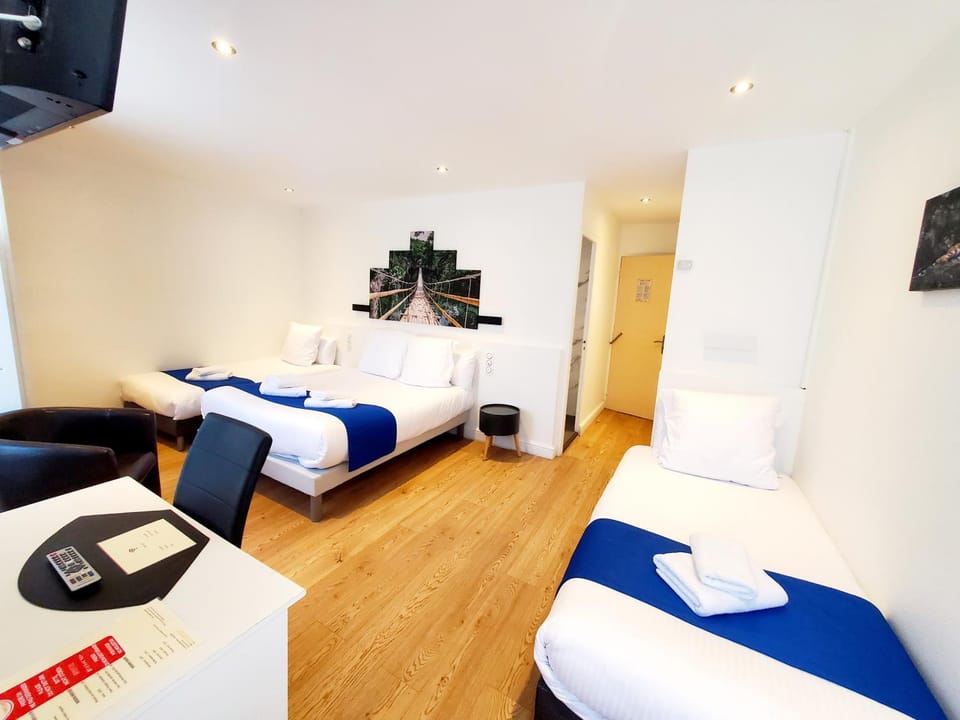 Photo of the whole room, towels