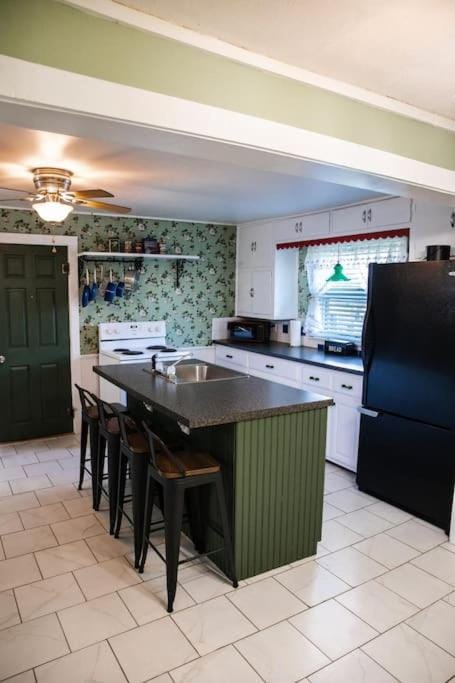 Kitchen or kitchenette, Dining area, pet friendly, stove