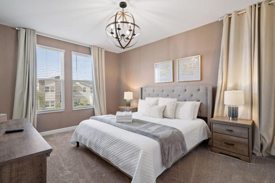 Gorgeous 6-bedroom house with private pool House in Four Corners