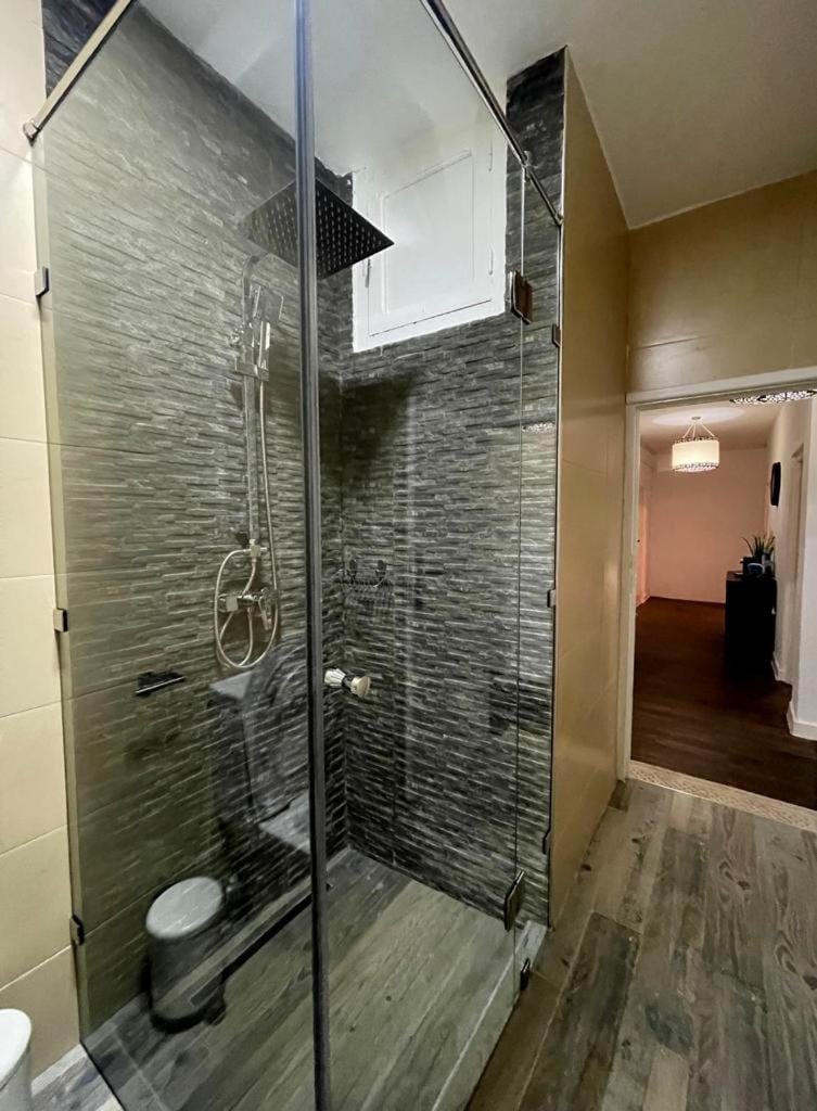 Shower, Toilet