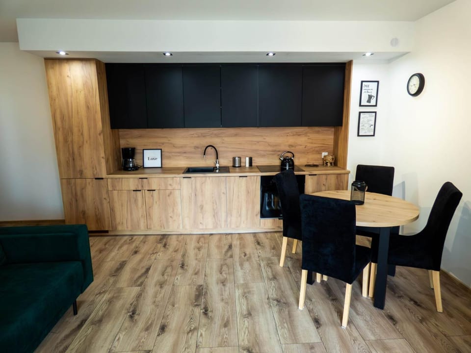 Coffee/tea facilities, Kitchen or kitchenette, Living room, Seating area, Dining area