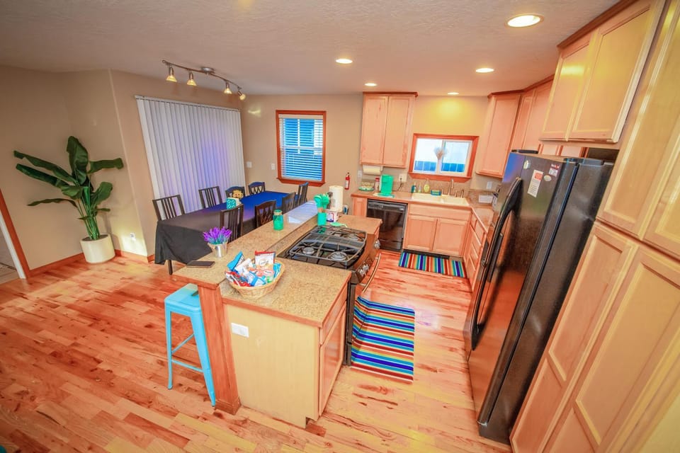 Kitchen or kitchenette, Dining area, oven, pet friendly, stove