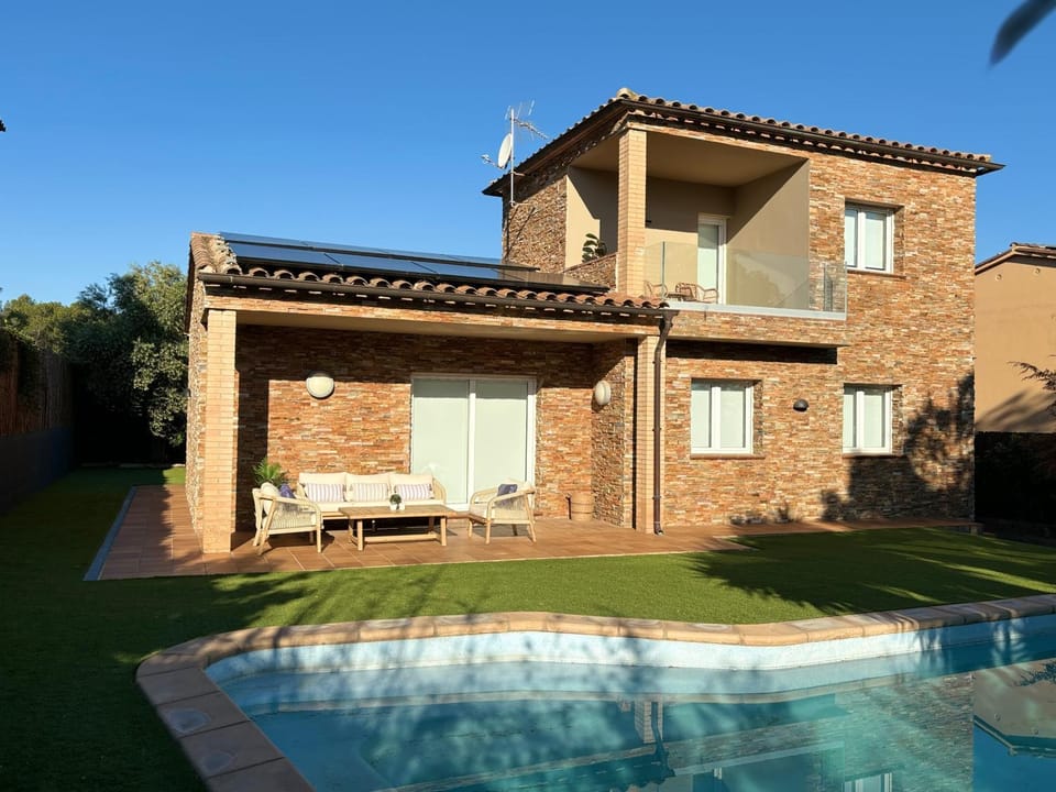 Property building, Garden, Balcony/Terrace, Swimming pool