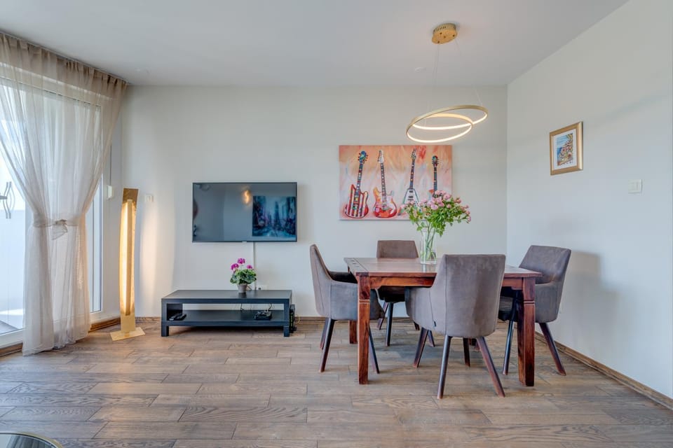 TV and multimedia, Seating area, Dining area