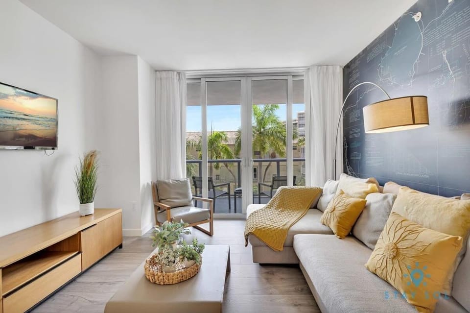 Pool Apartment with Balcony Near Beach Apartment in Hallandale Beach