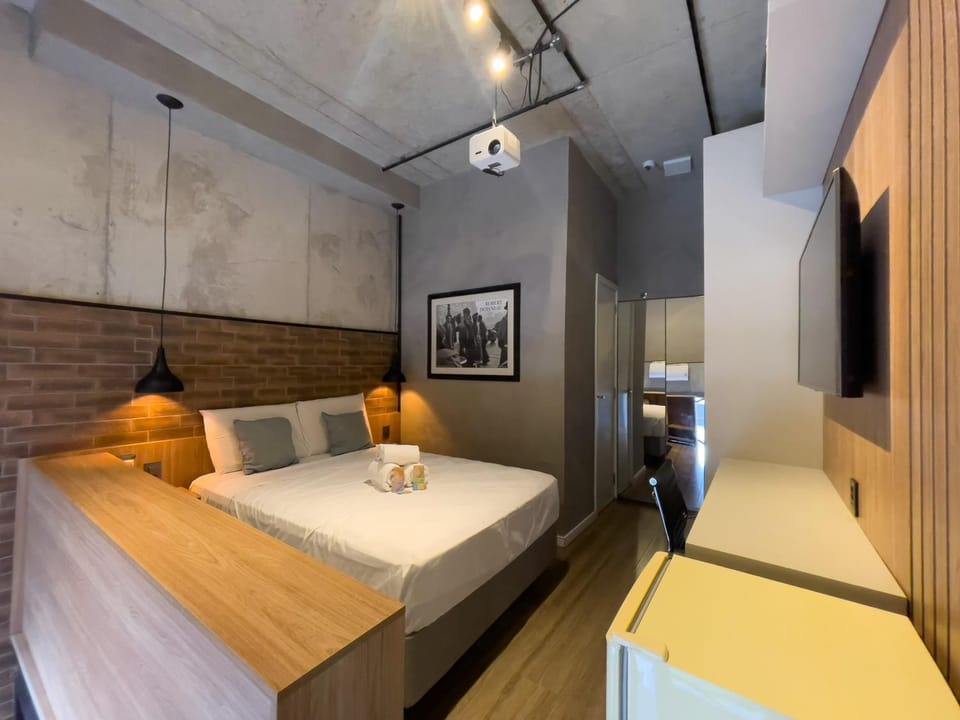Bed, TV and multimedia, Photo of the whole room, Bedroom, towels
