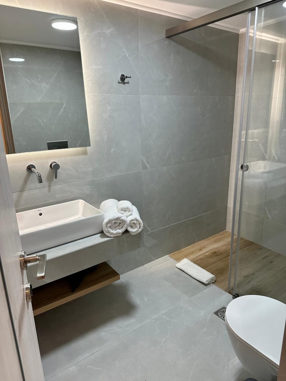 Shower, Toilet, Bathroom, towels