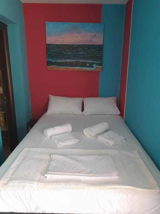 Bed, Bedroom, towels