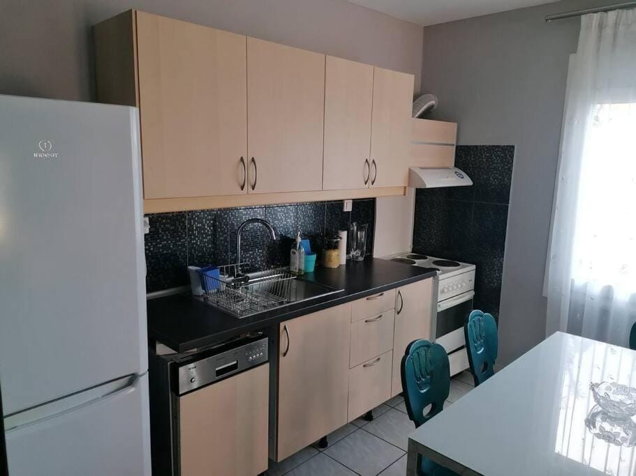 Coffee/tea facilities, Dining area, dishwasher, oven