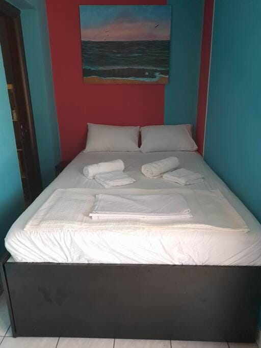 Bed, Bedroom, towels