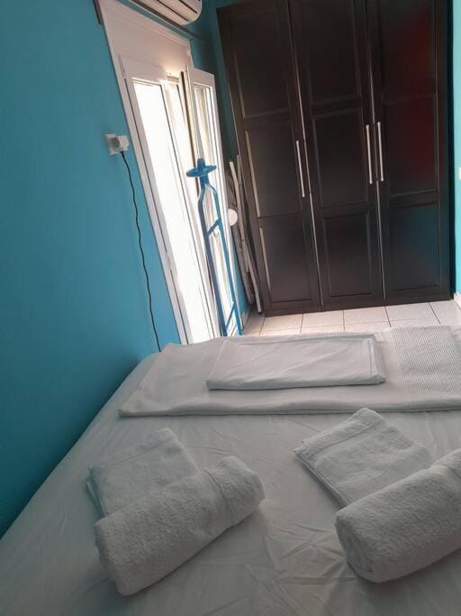 Bed, Bedroom, towels