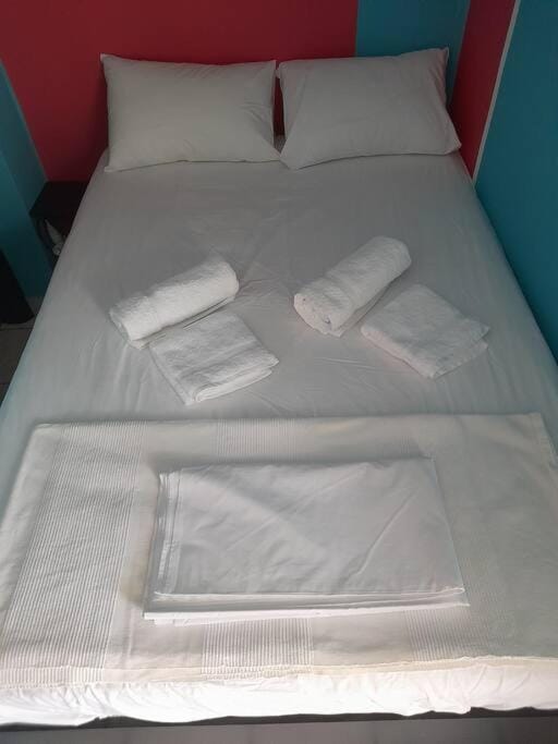 Bed, Bedroom, towels