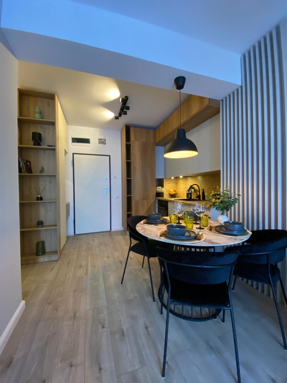 Kitchen or kitchenette, Dining area