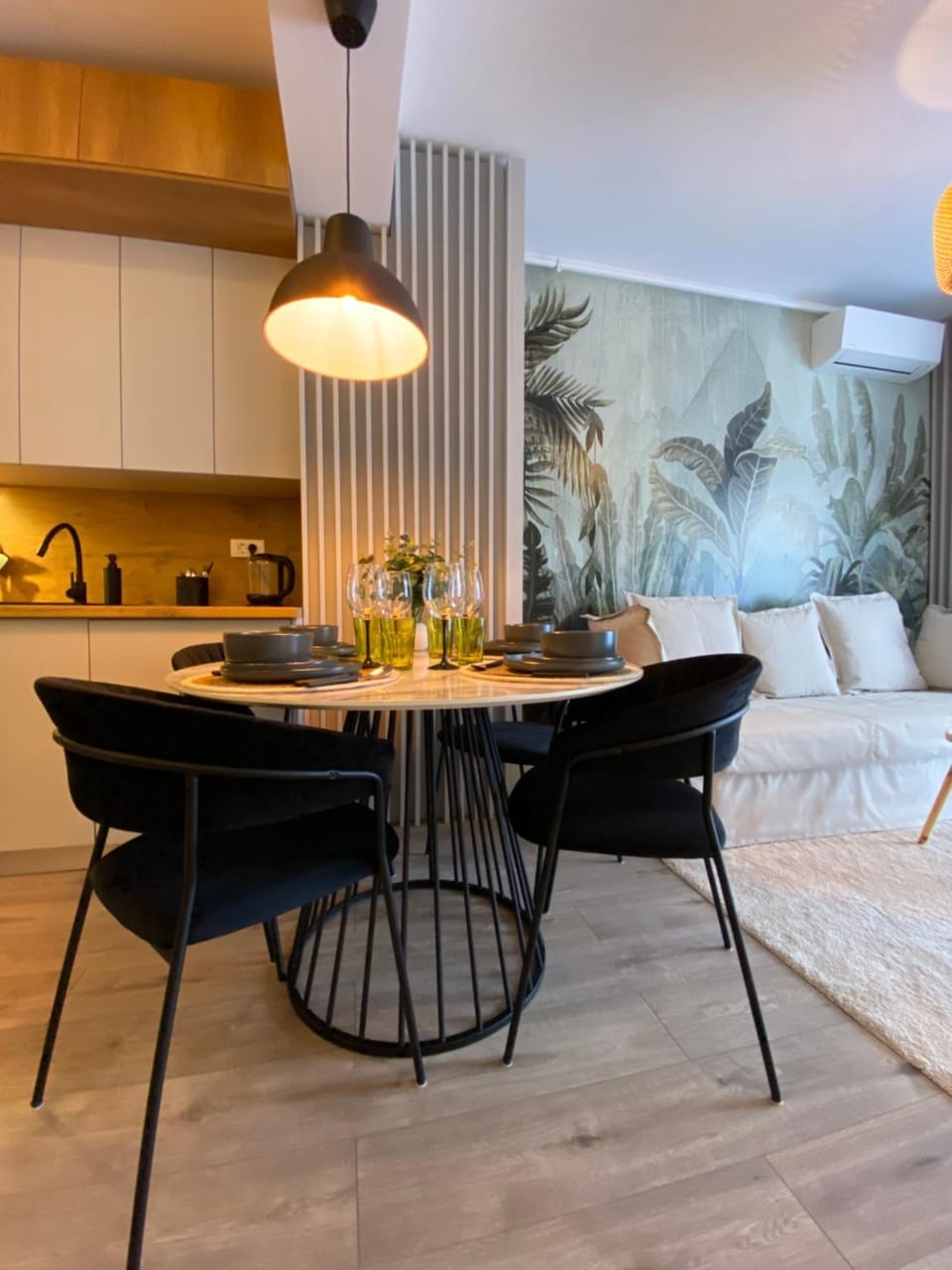Kitchen or kitchenette, Living room, Seating area, Dining area