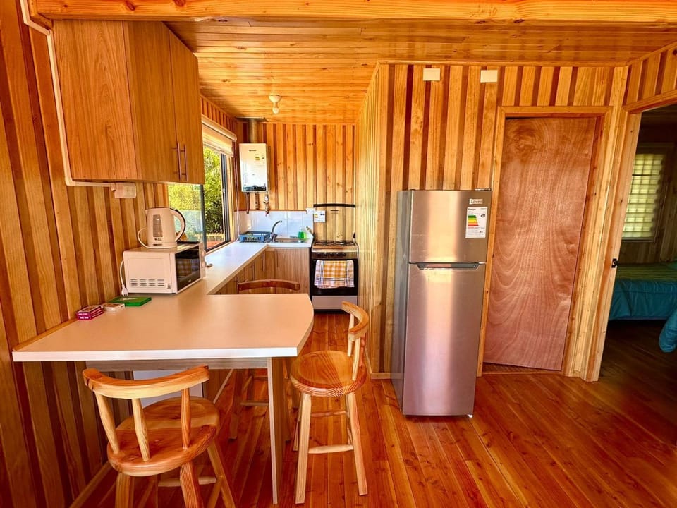 Kitchen or kitchenette, Dining area, minibar, oven, kitchen