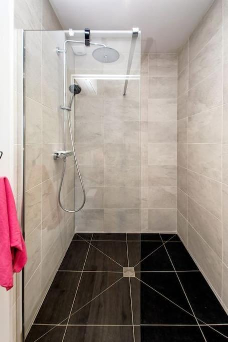 Shower, Bathroom, towels