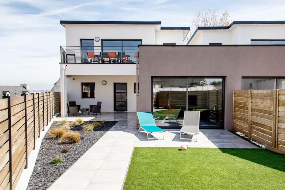 Property building, Patio, Spring, Day, Garden, View (from property/room), Balcony/Terrace, Living room, Garden view, Pool view, Swimming pool, sunbed