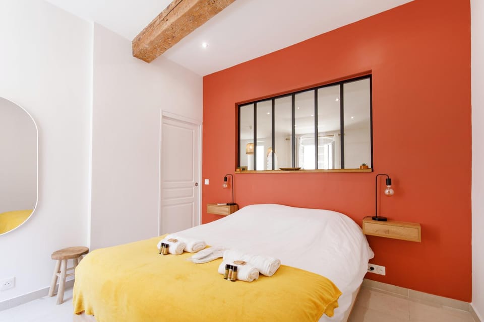 Bed, Photo of the whole room, Bedroom, towels
