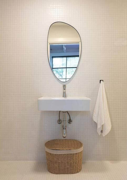A Bauhaus Gem - Prime Location Apartment in Tel Aviv-Yafo