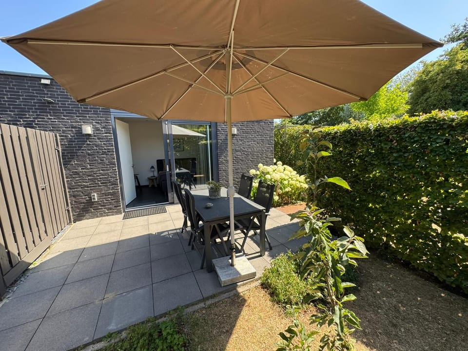 Property building, Patio, Garden, View (from property/room), Balcony/Terrace, Seating area, Dining area, Garden view, furniture