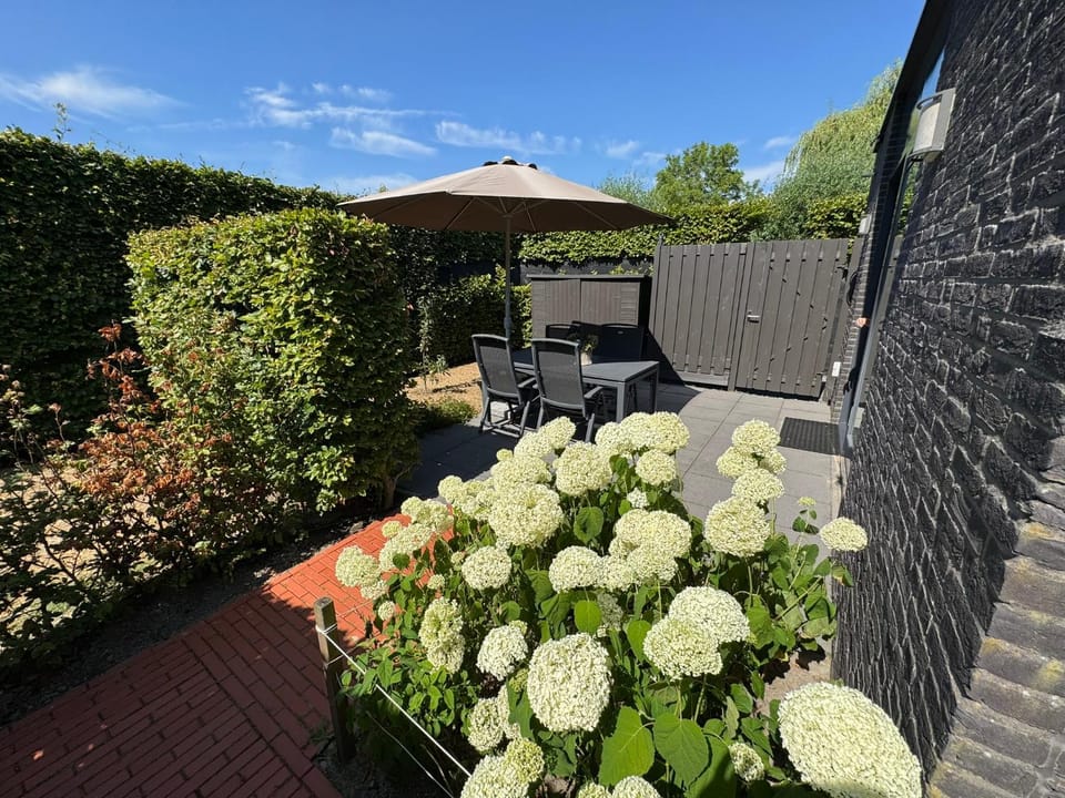 Property building, Patio, Garden, View (from property/room), Balcony/Terrace, Seating area, Dining area, Garden view, furniture