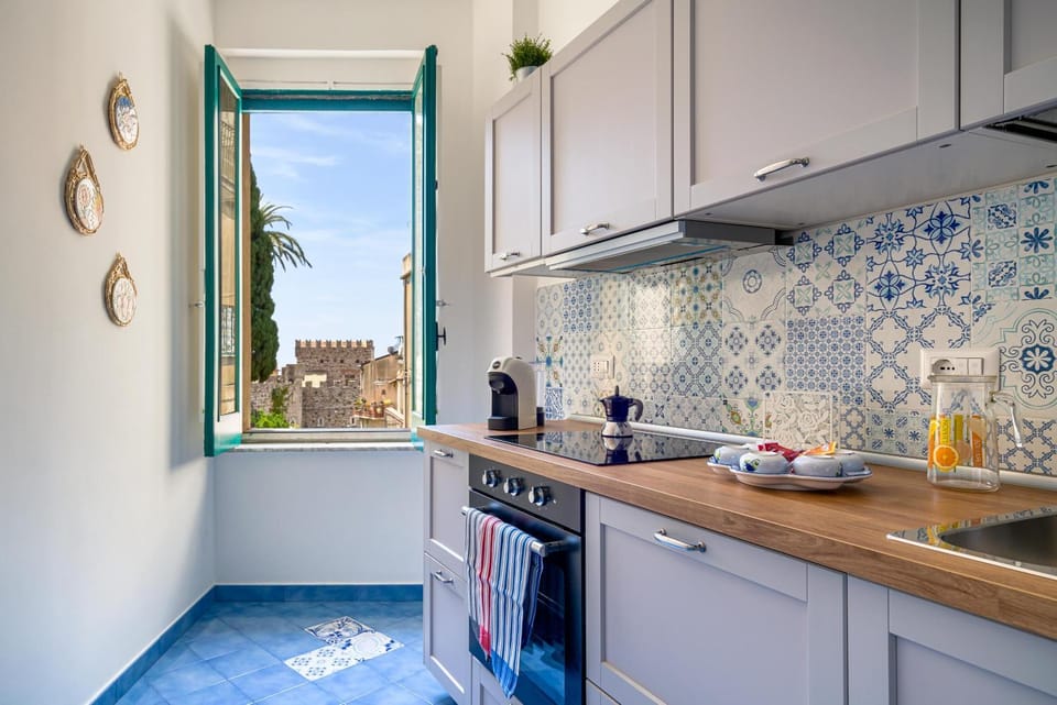 Kitchen or kitchenette, Dining area, dishwasher, pet friendly, stove