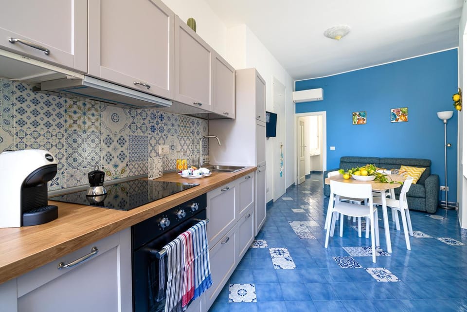 Coffee/tea facilities, Kitchen or kitchenette, Living room, Dining area, dishwasher, pet friendly, stove