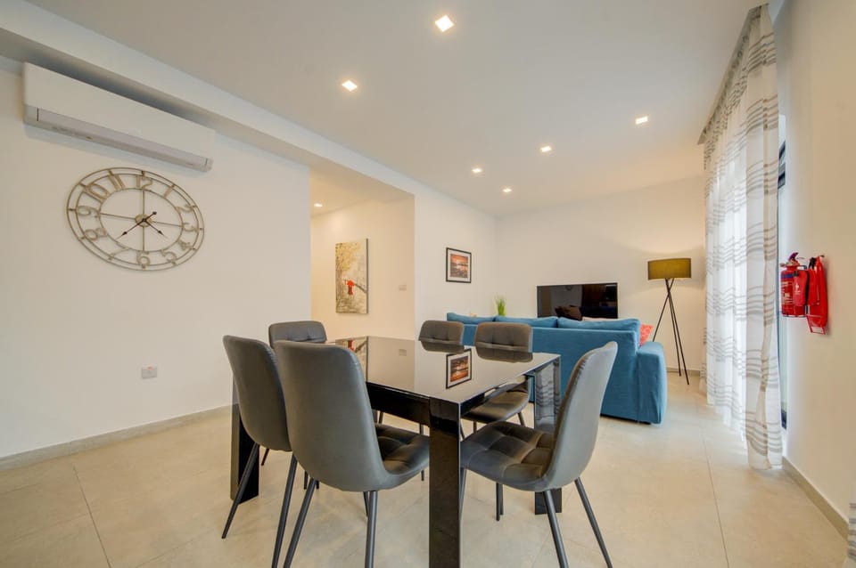 TV and multimedia, Seating area, Dining area