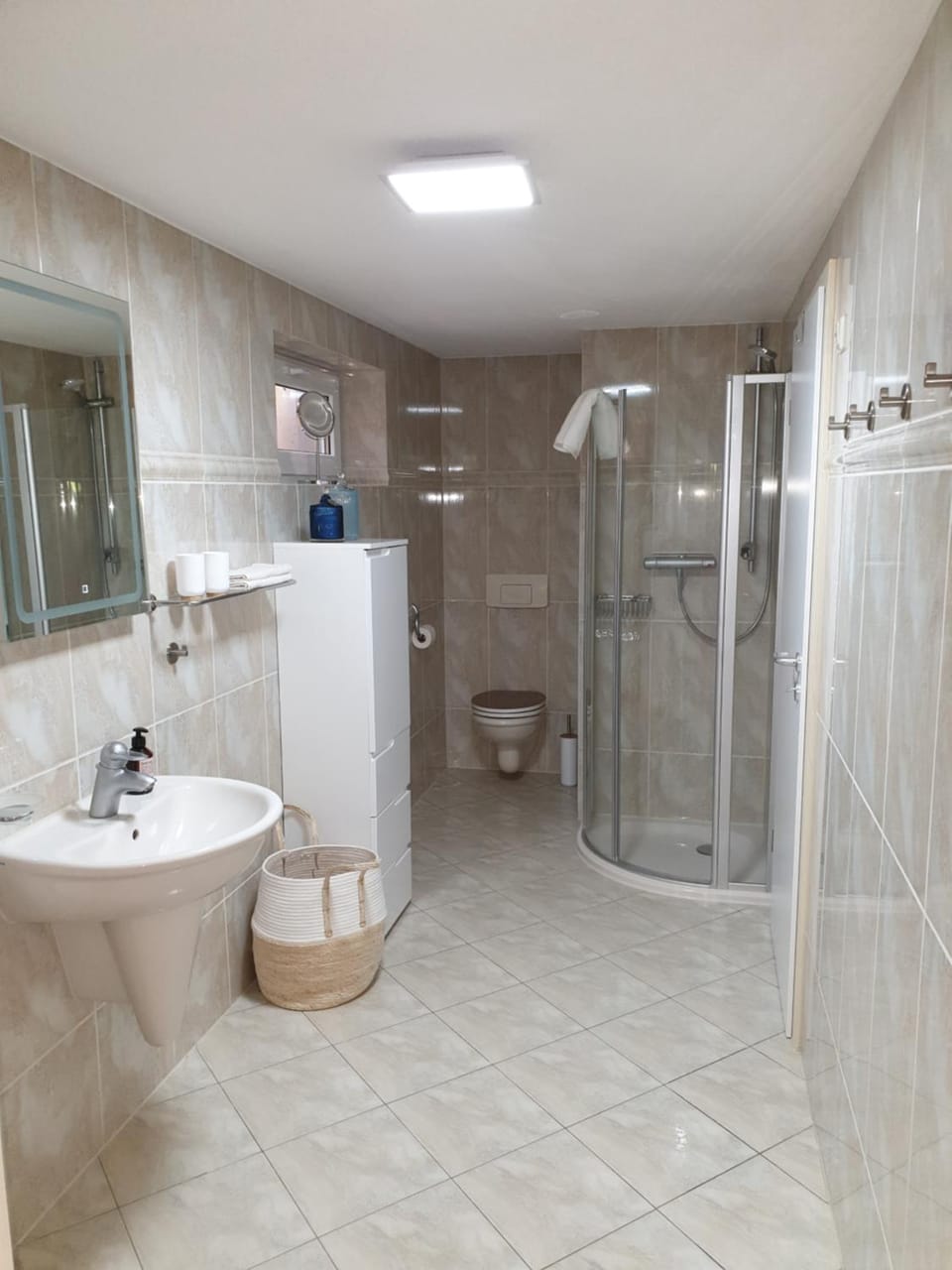Shower, Toilet, Bathroom, towels