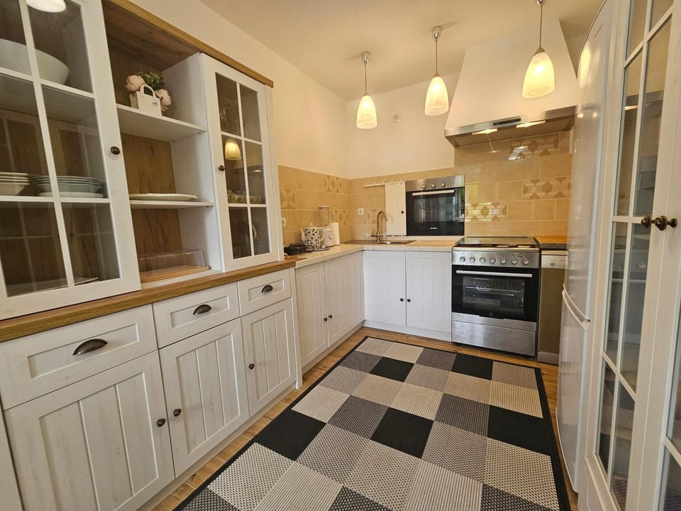 Kitchen or kitchenette, dishwasher, pet friendly, stove