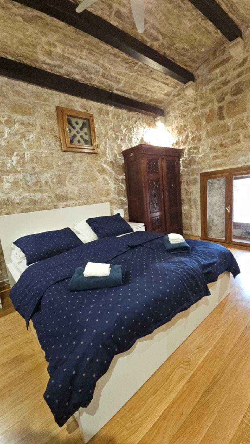 Bed, Bedroom, towels