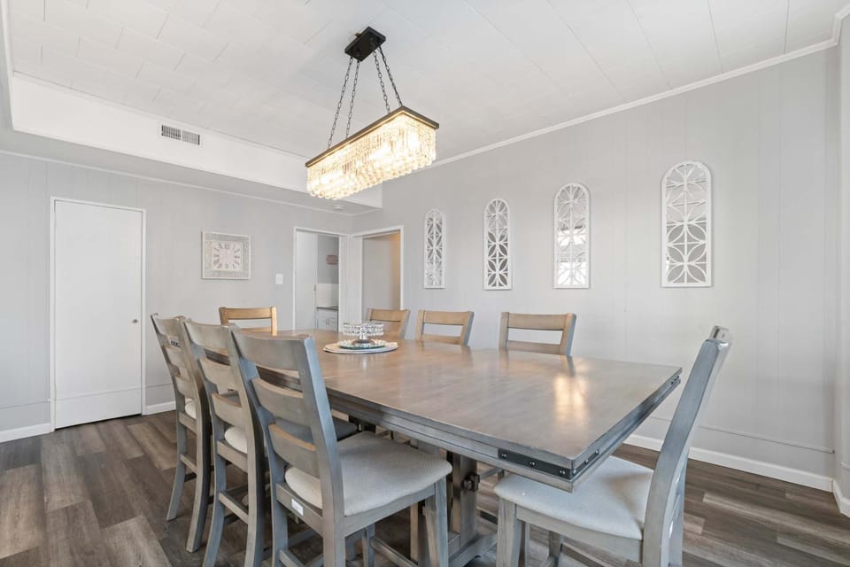 Escape to Raleigh Ave Glamour - Steps to the Beach House in Ventnor City