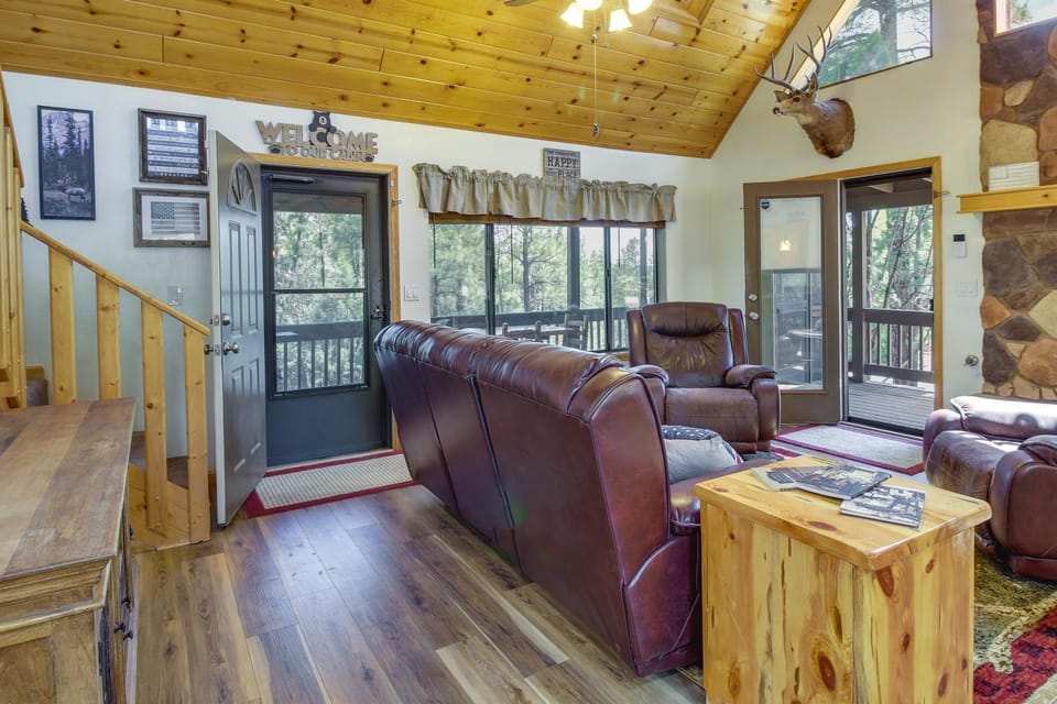 2 Mi to Show Low Lake: Scenic Cabin w/ Balcony Cabin in Show Low