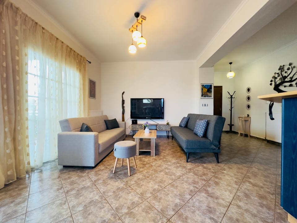 Communal lounge/ TV room, Communal lounge/ TV room, TV and multimedia, Living room, Seating area, Evening entertainment