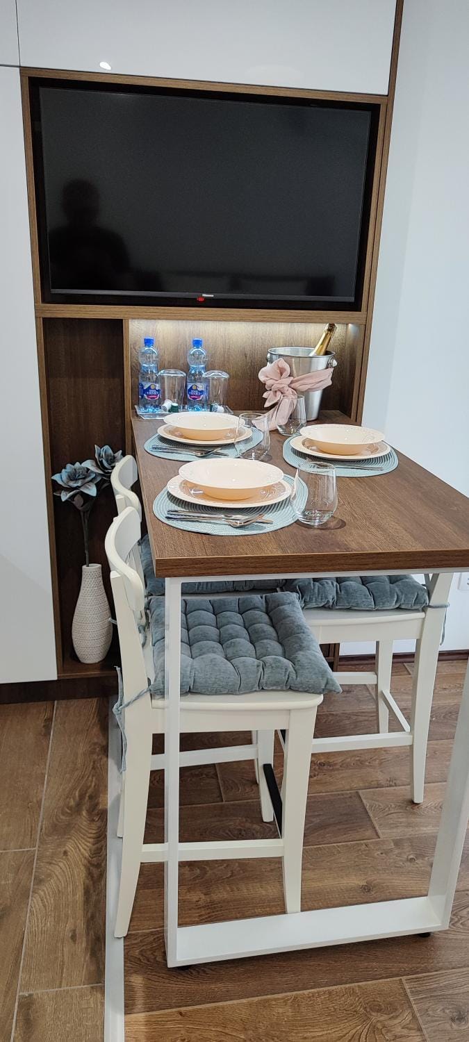 Food and drinks, Seating area, Dining area