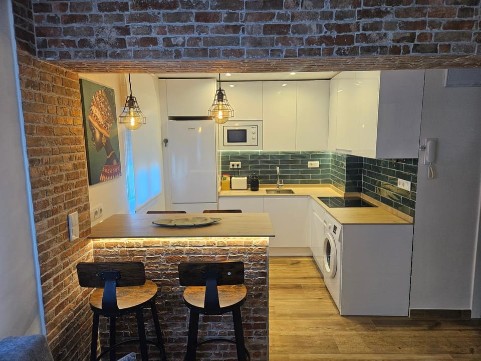 Kitchen or kitchenette, Dining area