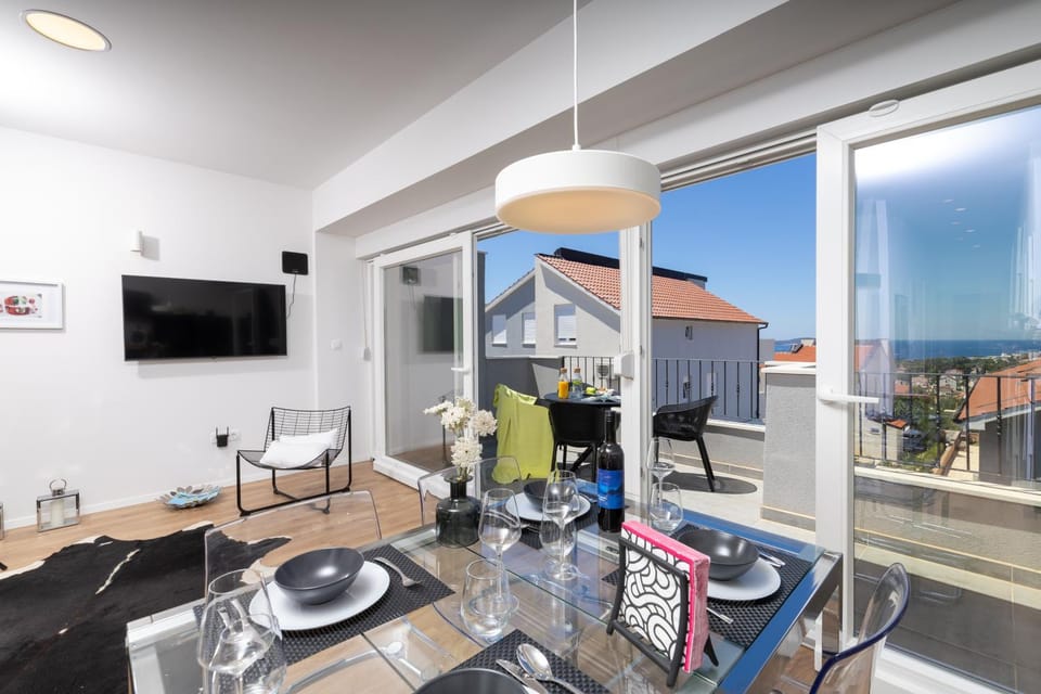 Communal lounge/ TV room, TV and multimedia, View (from property/room), Balcony/Terrace, Living room, Dining area