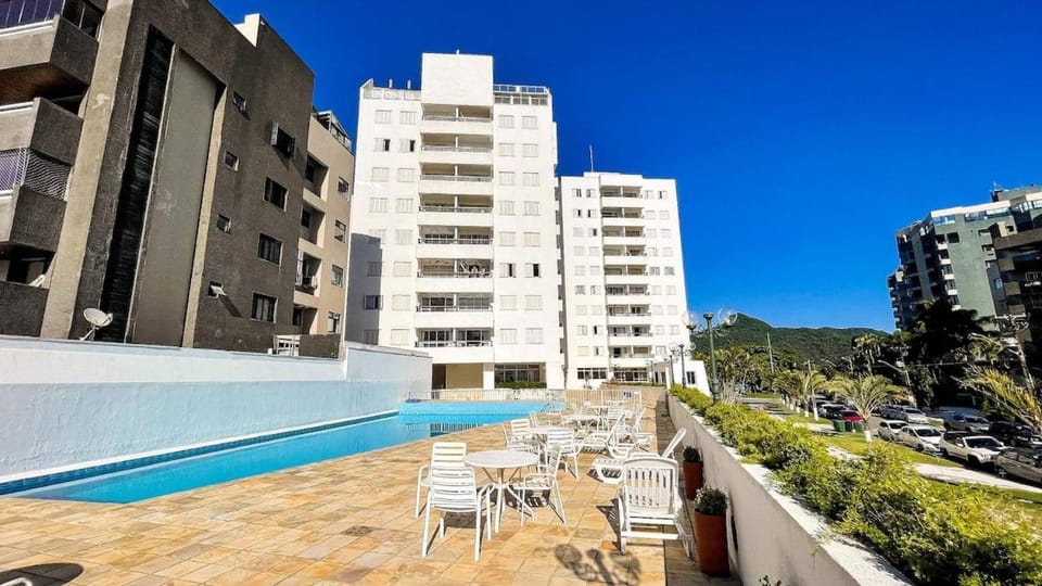 Property building, Day, Pool view, Swimming pool, sunbed