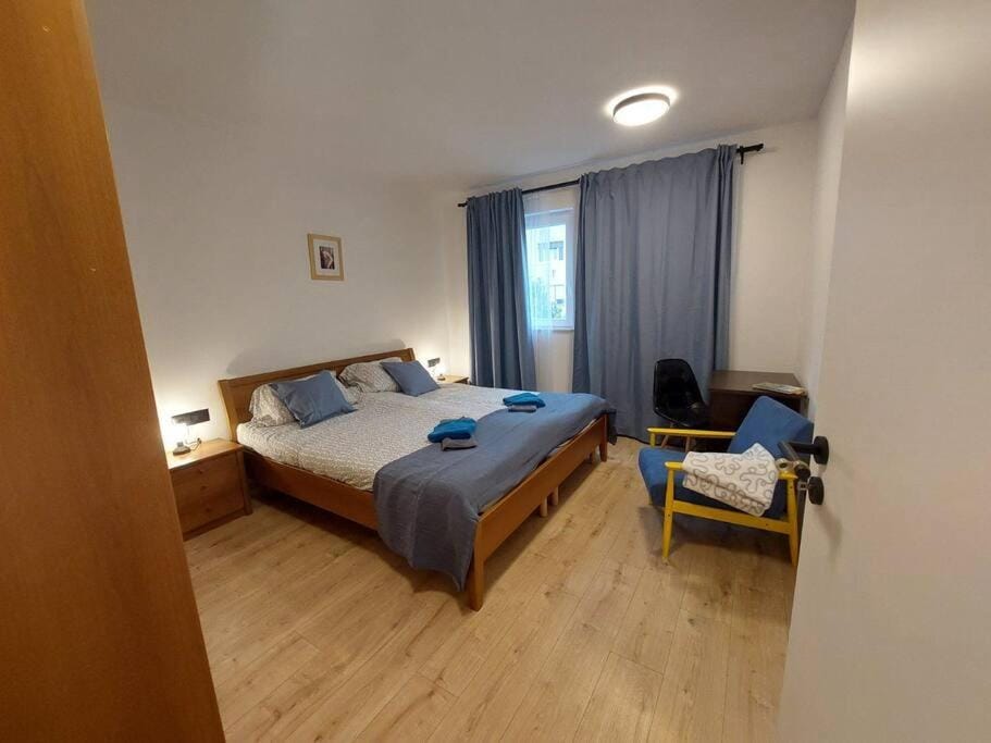 Bed, Living room, Bedroom, towels
