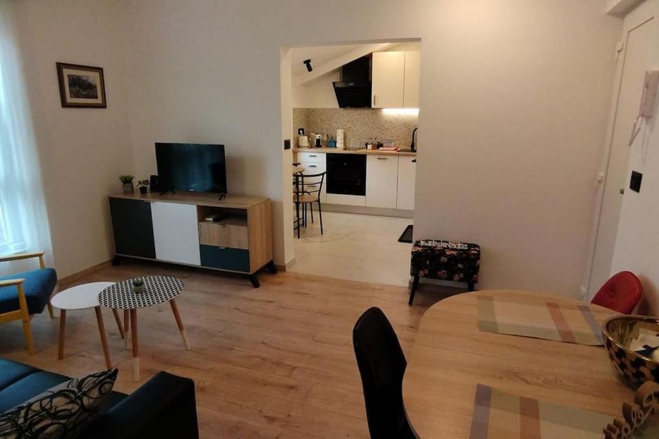 TV and multimedia, Kitchen or kitchenette, Living room, Seating area