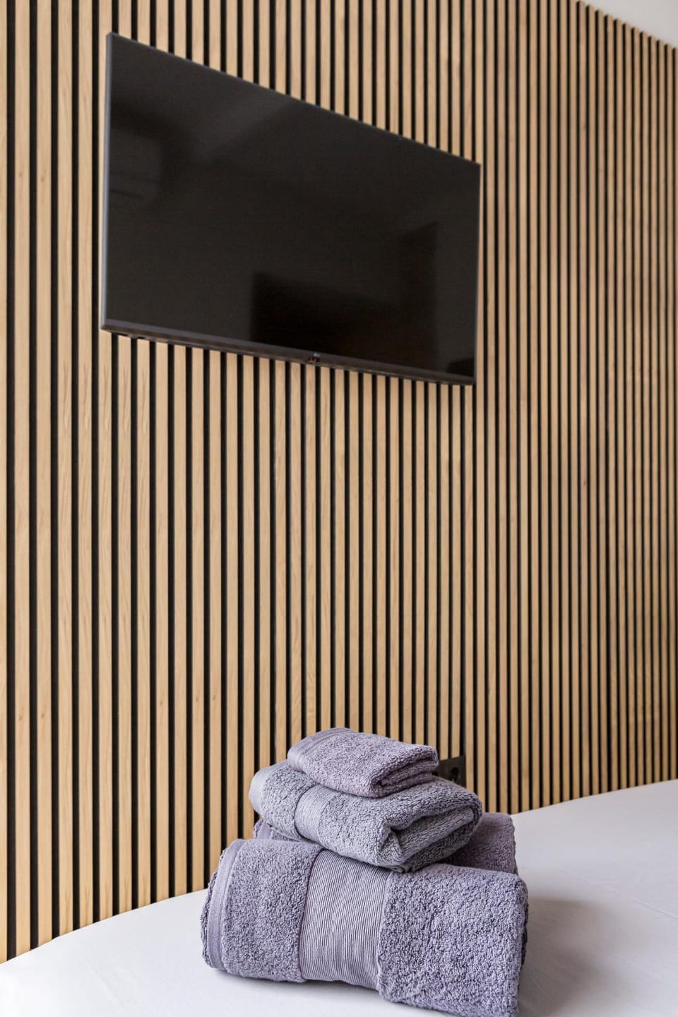 Bed, TV and multimedia, Photo of the whole room, Bedroom, towels