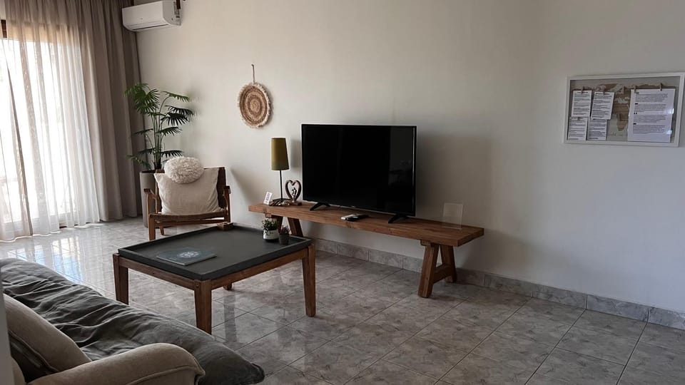 TV and multimedia, Living room, Seating area, air conditioner