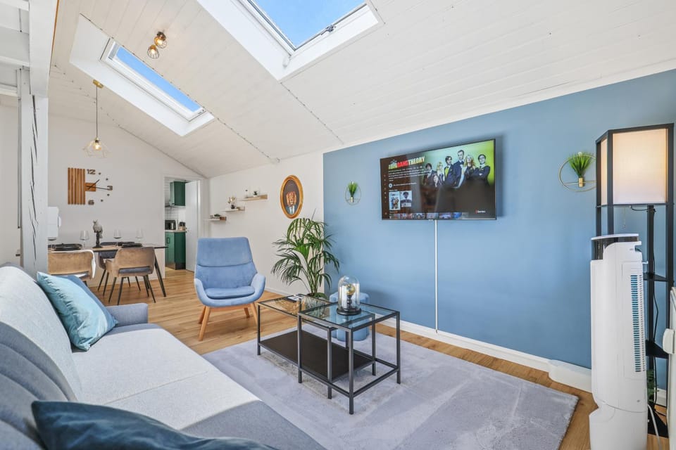 TV and multimedia, Living room, Seating area, Dining area
