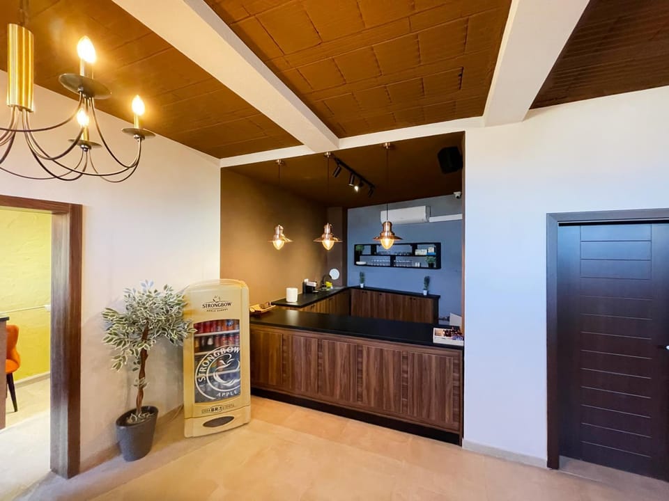 Restaurant/places to eat, Kitchen or kitchenette